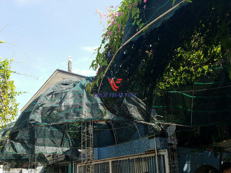 lưới che nắng cho quán cafe sân vườn